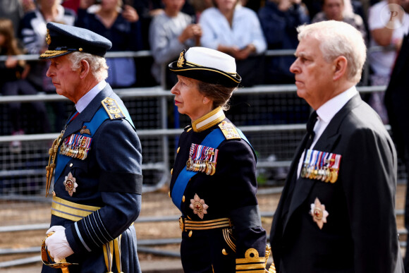 Le roi Charles III d'Angleterre, la princesse Anne, et le prince Andrew, duc d'York - Procession cérémonielle du cercueil de la reine Elisabeth II du palais de Buckingham à Westminster Hall à Londres, Royaume Uni, le 14 septembre 2022. 