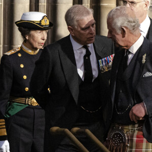 Il faut dire qu'il a peur que son frère le déloge complètement de cet immense demeure.
La princesse Anne, le prince Andrew, d'York, Le roi Charles III d'Angleterre - Le prince Andrew, duc d'York, La princesse Anne, Le roi Charles III d'Angleterre - La famille royale d'Angleterre à la sortie de la Cathédrale Saint-Gilles d'Edimbourg après la veillée funèbre de la reine Elizabeth II d'Angleterre le 12 septembre 2022. 
