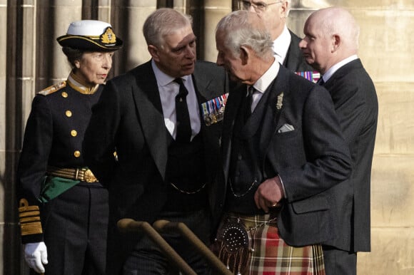 Il faut dire qu'il a peur que son frère le déloge complètement de cet immense demeure.
La princesse Anne, le prince Andrew, d'York, Le roi Charles III d'Angleterre - Le prince Andrew, duc d'York, La princesse Anne, Le roi Charles III d'Angleterre - La famille royale d'Angleterre à la sortie de la Cathédrale Saint-Gilles d'Edimbourg après la veillée funèbre de la reine Elizabeth II d'Angleterre le 12 septembre 2022. 