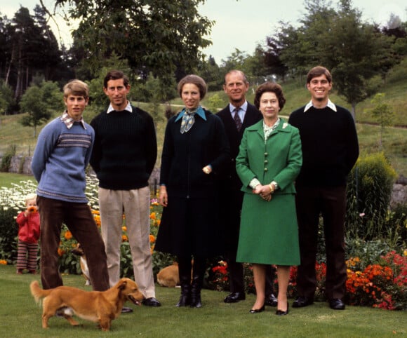La reine Elisabeth II d'Angleterre entourée de son mari, le prince Philip et de ses quatre enfants, le prince Charles, le prince Andrew, le prince Edward et la princesse Anne en 1979. 
