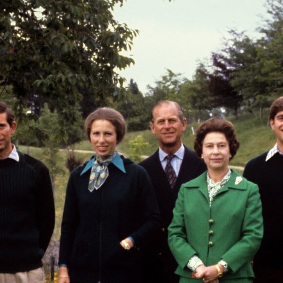 La reine Elisabeth II d'Angleterre entourée de son mari, le prince Philip et de ses quatre enfants, le prince Charles, le prince Andrew, le prince Edward et la princesse Anne en 1979. 