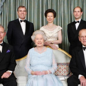 La reine Elisabeth II d'Angleterre entourée de son mari, le prince Philip et de ses quatre enfants, le prince Charles, le prince Andrew, le prince Edward et la princesse Anne en 2007.