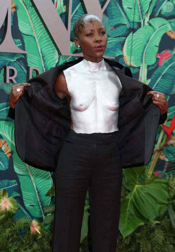 Une tenue très audacieuse pour un événement de taille. 
Lupita Nyong'o au photocall de la soirée des "76th Annual Tony Awards" à New York, le 11 juin 2023. 