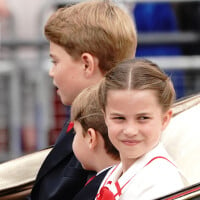 Trooping The Colour : Charlotte de Galles avec une coiffure délicate, le prince Louis so chic en bermuda et cravate