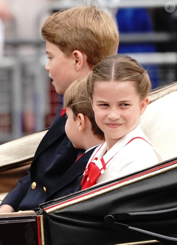 Les trois enfants de Kate Middleton et du prince William ont participé au défilé Trooping the Colour
Le prince George, la princesse Charlotte et le prince Louis de Galles - La famille royale d'Angleterre lors du défilé "Trooping the Colour" à Londres.
