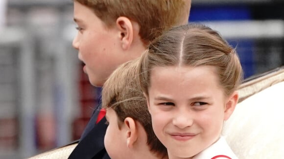 Trooping The Colour : Charlotte de Galles avec une coiffure délicate, le prince Louis so chic en bermuda et cravate