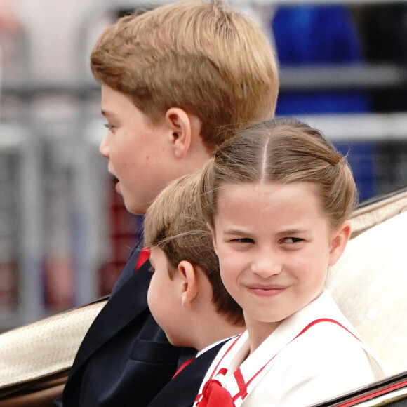 Les trois enfants de Kate Middleton et du prince William ont participé au défilé Trooping the Colour
Le prince George, la princesse Charlotte et le prince Louis de Galles - La famille royale d'Angleterre lors du défilé "Trooping the Colour" à Londres.