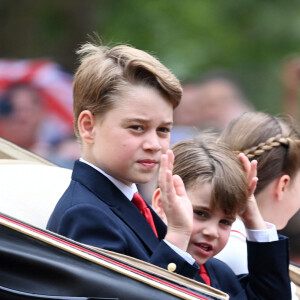 Le prince George, futur roi, a salué la foule
Le prince George, la princesse Charlotte et le prince Louis de Galles - La famille royale d'Angleterre lors du défilé "Trooping the Colour" à Londres. Le 17 juin 2023 