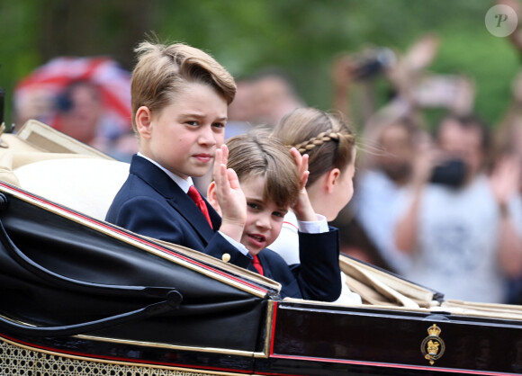 Le prince George, futur roi, a salué la foule
Le prince George, la princesse Charlotte et le prince Louis de Galles - La famille royale d'Angleterre lors du défilé "Trooping the Colour" à Londres. Le 17 juin 2023 