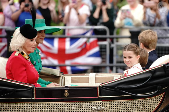 La reine consort Camilla Parker Bowles, Kate Catherine Middleton, princesse de Galles, le prince George, la princesse Charlotte et le prince Louis de Galles - La famille royale d'Angleterre lors du défilé "Trooping the Colour" à Londres. Le 17 juin 2023 