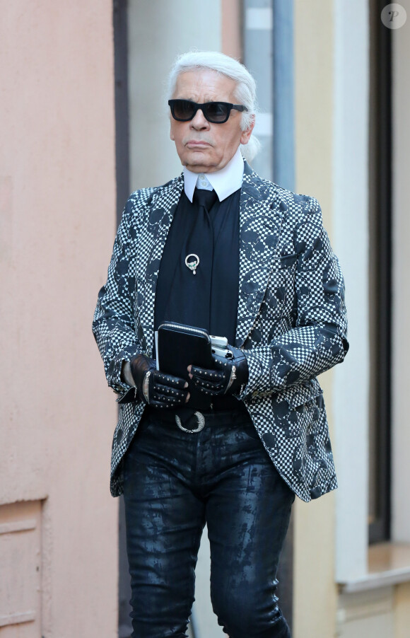 Le couturier a, effectivement, laissé de très nombreux biens derrière lui.
Karl Lagerfeld et Sebastien Jondeau, son assistant et maintenant sa nouvelle muse, se promenent dans les rues de Saint Tropez, le 1er aout 2013.