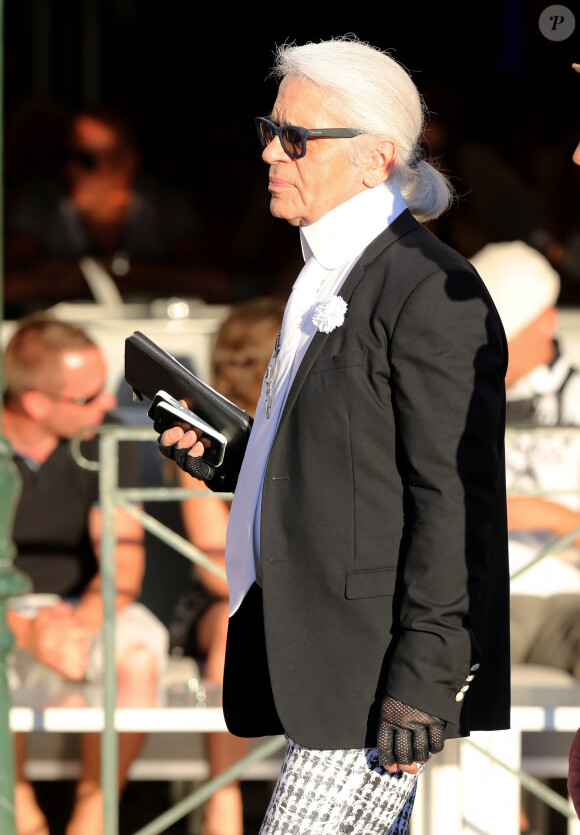 Mais quatre ans après sa mort, ses huit héritiers désignés n'ont rien touché.
Karl Lagerfeld chez Senequier - Karl Lagerfeld se promene dans les rues de Saint Tropez le 31 juillet 2013.