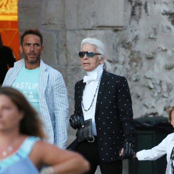 Quelques heures avant de mourir, il aurait dit à Sébastien Jondeau : "C'est quand même con d'avoir trois Rolls et de finir dans une chambre pourrie".
Exclusif - Karl Lagerfeld se promène avec Sébastien Jondeau (son assistant personnel et égérie) et son filleul et mannequin fétiche Hudson Kroenig à Saint-Tropez, le 14 août 2015.