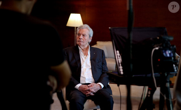 Exclusif - Alain Delon lors d'un tournage avec Cyril.Viguier sur la terrasse du siège de Vivendi à Paris le 8 juillet 2022. Alain Delon se mobilise pour l'Ukraine en récitant des extraits de "Notre âme ne peut pas mourir" du poète et héros national ukrainien, Taras Chevtchenko. Produit par Cyril.Viguier, le tournage s'est déroulé dans les locaux et sur la terrasse du siège de Vivendi à Paris. © Dominique Jacovides / Bestimage 