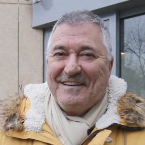 Jean-Marie Bigard à la sortie des studios de la radio RTL à Paris. Le 5 janvier 2023 © Jonathan Rebboah / Panoramic / Bestimage