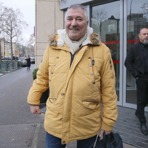 Jean-Marie Bigard à la sortie des studios de la radio RTL à Paris. Le 5 janvier 2023 © Jonathan Rebboah / Panoramic / Bestimage