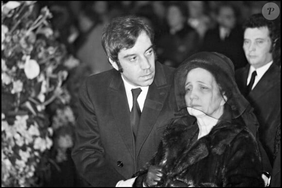 En effet, sa famille lui a caché la vérité...
Archives - Franck Fernandel et sa mère Henriette aux obsèques de Fernandel en février 1971.