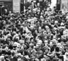 L'occasion de revenir sur les tristes circonstances de sa mort, en 1971.
Archives - La Foule venue assister aux obsèques de Fernandel au cimetière de Passy en février 1971.