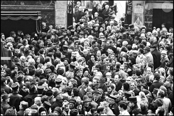 L'occasion de revenir sur les tristes circonstances de sa mort, en 1971.
Archives - La Foule venue assister aux obsèques de Fernandel au cimetière de Passy en février 1971.