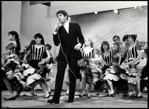 Archives - Fanck Fernandel chante sur scène lors de l'émission de télévision "Palmarès des chansons" en 1968.