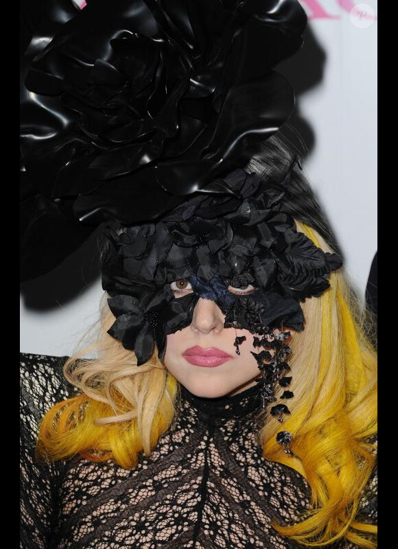 Lady Gaga fait la promotion d'un nouveau produit de maquillage de la marque de cosmétiques MAC VIVA GLAM en édition limitée dont les bénéfices iront à une fondation pour la recherche contre le sida le 1er mars 2010 à Londres