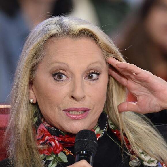 C'est dans la revue "Schnock", sortie ce mois de juin 2023, qu'elle se confie.
Véronique Sanson - Enregistrement de l'émission "Vivement Dimanche" à Paris le 16 décembre 2014. L'émission sera diffusée le 04 Janvier 2015.