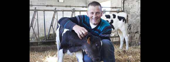 Mais aussi celui de tous les autres agriculteurs qui avaient participé à la saison 6 avec lui.
Benoît : Il est éleveur de vaches laitières dans les Vosges (Lorraine) dans la sixième saison de L'amour est dans le pré