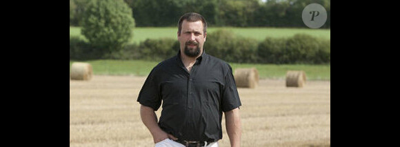 Sylvain : Il est éleveur de vaches et céréalier dans l'Orne (Basse-Normandie) dans la sixième saison de L'amour est dans le pré