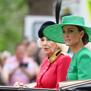 Kate Middleton avait très bien pensé son look.
La reine consort Camilla Parker Bowles et Kate Catherine Middleton, princesse de Galles - La famille royale d'Angleterre lors du défilé "Trooping the Colour" à Londres. Le 17 juin 2023 