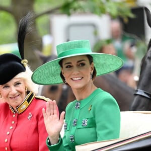 Sa robe de créateur faisait sens mais son maquillage était plus étonnant.
La reine consort Camilla Parker Bowles et Kate Catherine Middleton, princesse de Galles - La famille royale d'Angleterre lors du défilé "Trooping the Colour" à Londres. Le 17 juin 2023