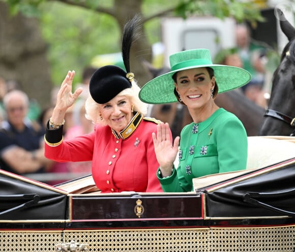 Sa robe de créateur faisait sens mais son maquillage était plus étonnant.
La reine consort Camilla Parker Bowles et Kate Catherine Middleton, princesse de Galles - La famille royale d'Angleterre lors du défilé "Trooping the Colour" à Londres. Le 17 juin 2023
