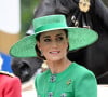 Plutôt habituée au make-up simple, nude, la princesse a eu la main un peu lourde sur les yeux.
Kate Catherine Middleton, princesse de Galles - La famille royale d'Angleterre lors du défilé "Trooping the Colour" à Londres. Le 17 juin 2023