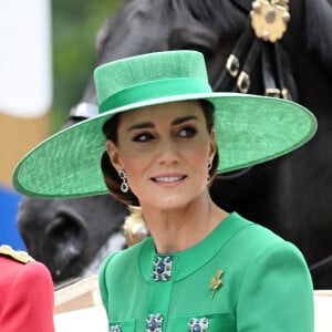 Plutôt habituée au make-up simple, nude, la princesse a eu la main un peu lourde sur les yeux.
Kate Catherine Middleton, princesse de Galles - La famille royale d'Angleterre lors du défilé "Trooping the Colour" à Londres. Le 17 juin 2023