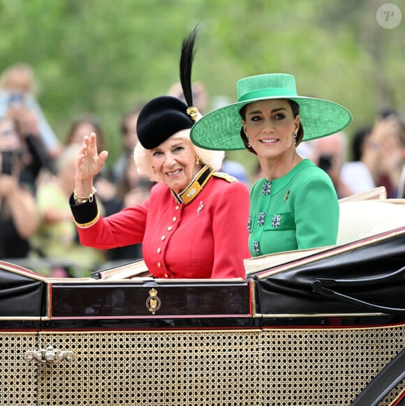 Et notamment sur ses sourcils trop sombres et trop dessinés.
La reine consort Camilla Parker Bowles et Kate Catherine Middleton, princesse de Galles - La famille royale d'Angleterre lors du défilé "Trooping the Colour" à Londres. Le 17 juin 2023