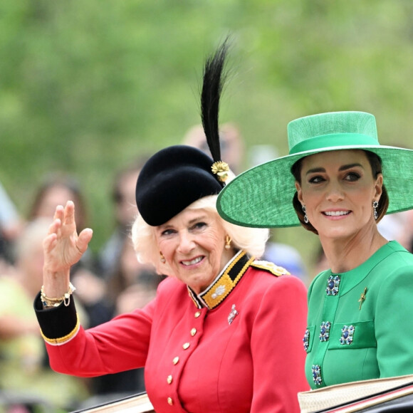 Et notamment sur ses sourcils trop sombres et trop dessinés.
La reine consort Camilla Parker Bowles et Kate Catherine Middleton, princesse de Galles - La famille royale d'Angleterre lors du défilé "Trooping the Colour" à Londres. Le 17 juin 2023