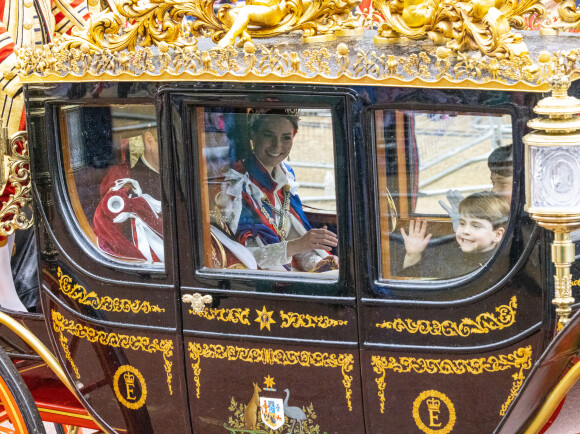 Louis fait le pitre
Sortie de la cérémonie de couronnement du roi d'Angleterre à l'abbaye de Westminster de Londres Le prince William, prince de Galles, et Catherine (Kate) Middleton, princesse de Galles, Le prince George de Galles, Le prince Louis de Galles, lors de la cérémonie de couronnement du roi d'Angleterre à Londres, Royaume Uni, le 6 mai 2023. 