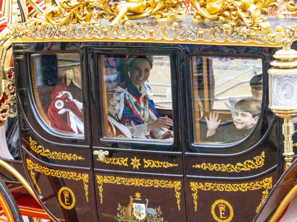 Louis fait le pitre
Sortie de la cérémonie de couronnement du roi d'Angleterre à l'abbaye de Westminster de Londres Le prince William, prince de Galles, et Catherine (Kate) Middleton, princesse de Galles, Le prince George de Galles, Le prince Louis de Galles, lors de la cérémonie de couronnement du roi d'Angleterre à Londres, Royaume Uni, le 6 mai 2023. 