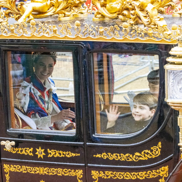 Louis fait le pitre
Sortie de la cérémonie de couronnement du roi d'Angleterre à l'abbaye de Westminster de Londres Le prince William, prince de Galles, et Catherine (Kate) Middleton, princesse de Galles, Le prince George de Galles, Le prince Louis de Galles, lors de la cérémonie de couronnement du roi d'Angleterre à Londres, Royaume Uni, le 6 mai 2023. 