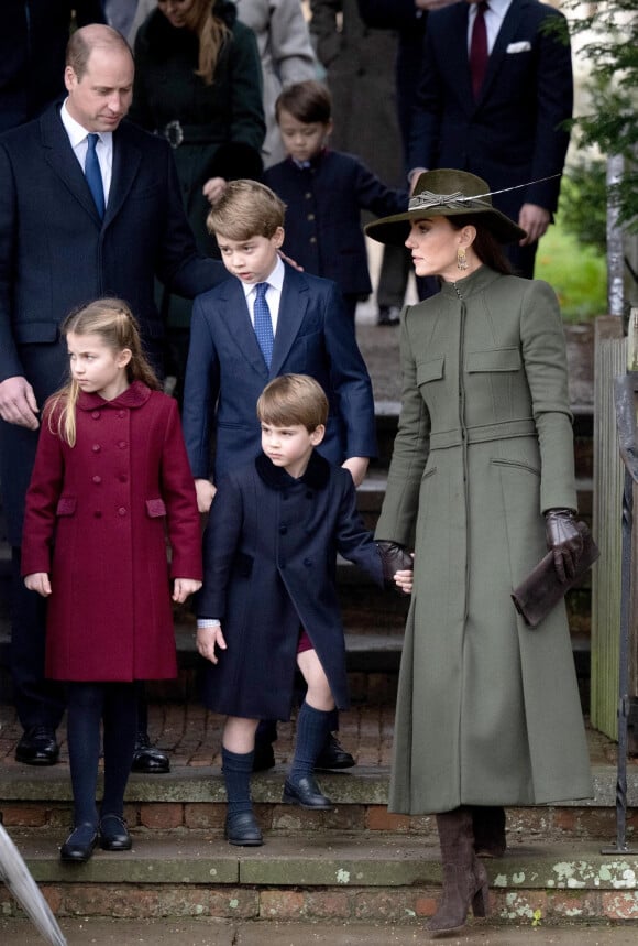 Il amuse George et Charlotte
Le prince William, prince de Galles, Catherine (Kate) Middleton, princesse de Galles, le prince George de Galles, la princesse Charlotte de Galles, et le prince Louis de Galles, - La famille royale d'Angleterre assiste au service religieux de Noël à l'église St Mary Magdalene à Sandringham, Norfolk, Royaume Uni, le 25 décembre 2022. 