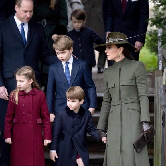 Il amuse George et Charlotte
Le prince William, prince de Galles, Catherine (Kate) Middleton, princesse de Galles, le prince George de Galles, la princesse Charlotte de Galles, et le prince Louis de Galles, - La famille royale d'Angleterre assiste au service religieux de Noël à l'église St Mary Magdalene à Sandringham, Norfolk, Royaume Uni, le 25 décembre 2022. 