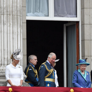 Le prince Edward, comte de Wessex, la comtesse Sophie de Wessex, le prince Charles, Camilla Parker Bowles, duchesse de Cornouailles, la reine Elisabeth II d'Angleterre, Meghan Markle, duchesse de Sussex, le prince Harry, duc de Sussex, le prince William, duc de Cambridge, Kate Catherine Middleton, duchesse de Cambridge, la princesse Anne - La famille royale d'Angleterre lors de la parade aérienne de la RAF pour le centième anniversaire au palais de Buckingham à Londres. Le 10 juillet 2018 