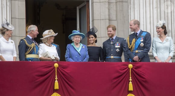 Un message qui signfie sans doute qu'il souhaite une réconciliation et un rapprochemet e la famille. 
La comtesse Sophie de Wessex, le prince Charles, Camilla Parker Bowles, duchesse de Cornouailles, la reine Elisabeth II d'Angleterre, Meghan Markle, duchesse de Sussex, le prince Harry, duc de Sussex, le prince William, duc de Cambridge, Kate Catherine Middleton, duchesse de Cambridge - La famille royale d'Angleterre lors de la parade aérienne de la RAF pour le centième anniversaire au palais de Buckingham à Londres. Le 10 juillet 2018 