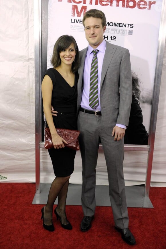 Will Fetters et son épouse lors de la première de Remember Me au Theatre Paris à New York le 1er mars 2010