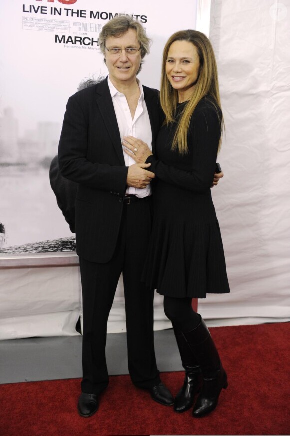Lena Olin et son mari lors de la première de Remember Me au Theatre Paris à New York le 1er mars 2010