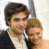 Robert Pattinson et Emilie de Ravin, une couple très glamour lors de la première de Remember Me au Theatre Paris à New York le 1er mars 2010