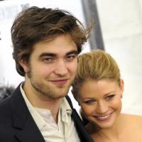 Robert Pattinson : Entre la ravissante Emilie de Ravin et la sulfureuse Kristen Stewart... son coeur balance !