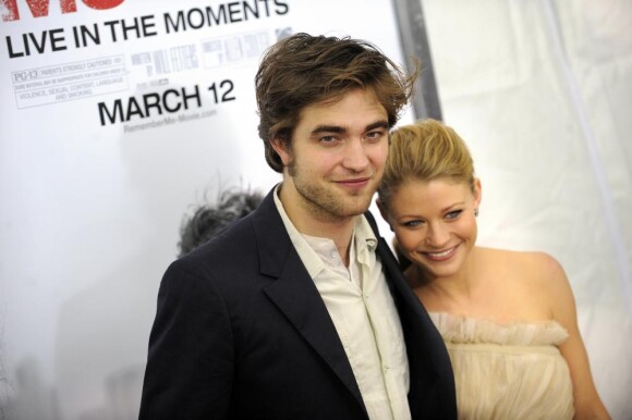 Robert Pattinson et Emilie de Ravin, une couple très glamour lors de la première de Remember Me au Theatre Paris à New York le 1er mars 2010