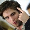 La nouvelle coupe de cheveux de Robert Pattinson continue de faire sensation lors de la première de Remember Me à New York le 1er mars 2010