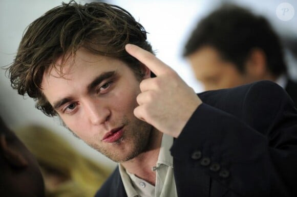 La nouvelle coupe de cheveux de Robert Pattinson continue de faire sensation lors de la première de Remember Me à New York le 1er mars 2010