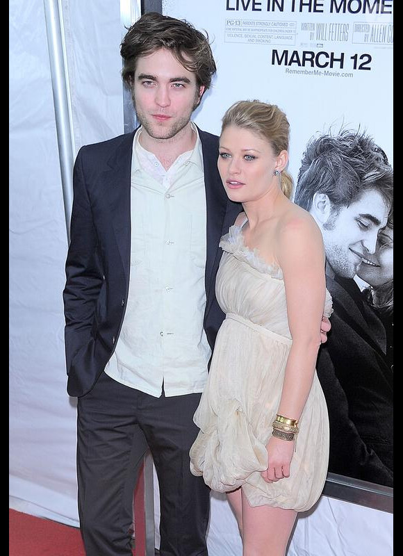 Robert Pattinson et Emilie de Ravin, un couple glamour lors de la première de Remember Me à New York le 1er mars 2010
